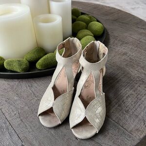 Joyfolie Cream Kids Dress Shoes Youth 3 Gold Heels